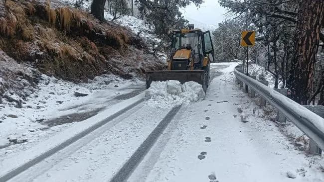 उत्तराखंड में बारिश व बर्फबारी से जन-जीवन प्रभावित, कई इलाकाें में विद्युत,पेयजल व यातायात पर भी पड़ा असर