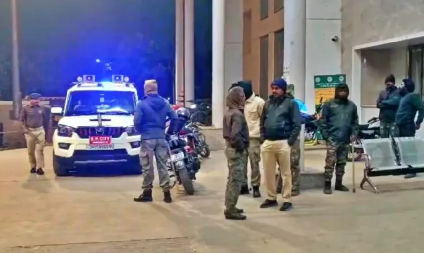 पुलिस-मुठभेड़ में कैरव गांधी अपहरण कांड के तीन मुख्य आरोपित घायल, हथियार बरामद