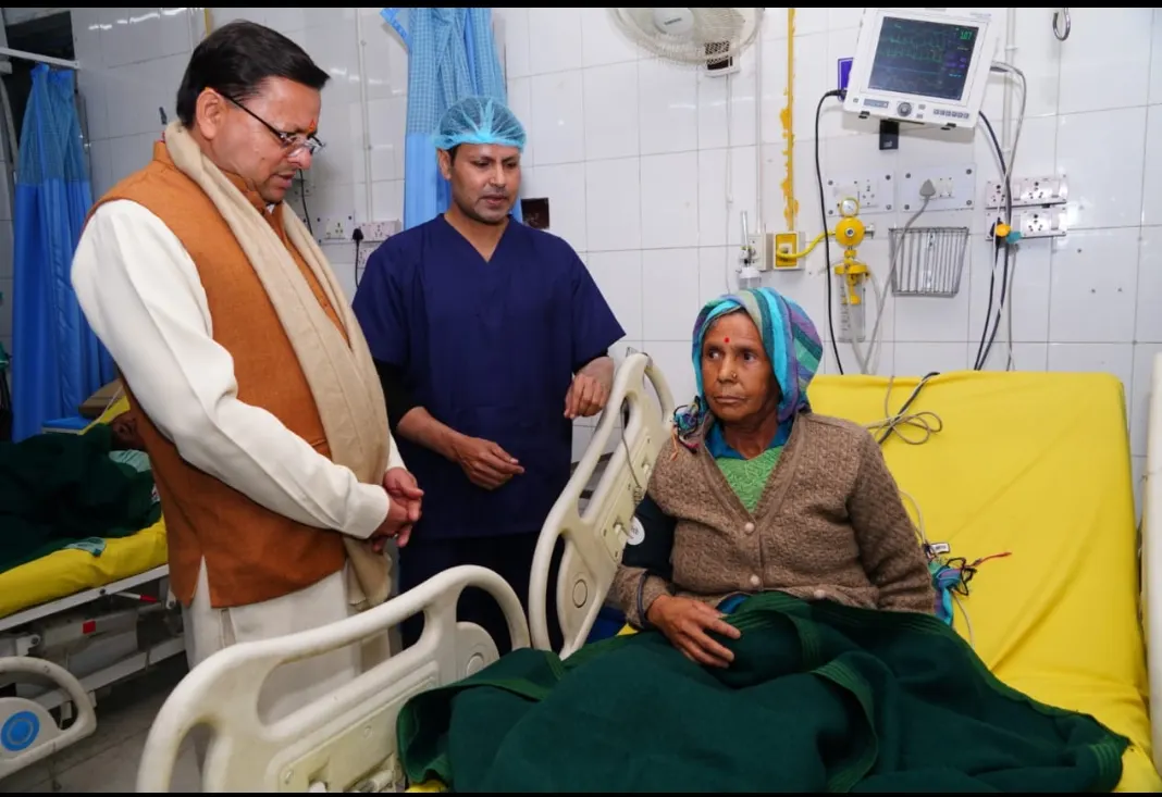 दून मेडिकल कॉलेज में मरीजों से मिले मुख्यमंत्री