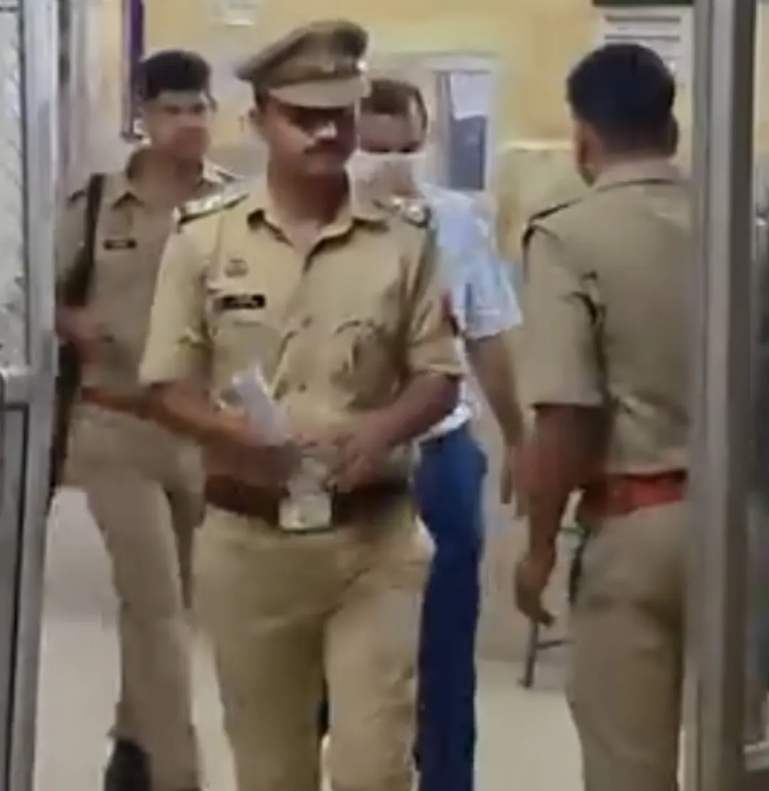फतेहपुर में भ्रष्टाचार पर वार, 1 लाख रुपये की रिश्वत लेते वरिष्ठ लेखा परीक्षक गिरफ्तार