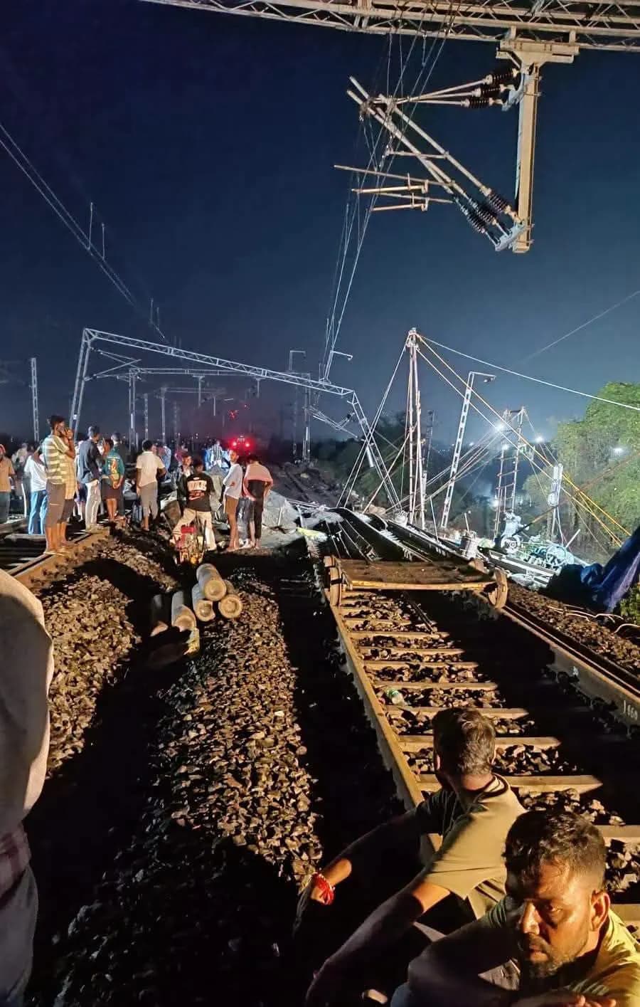 रेल लाइन के नीचे मिट्टी धंसने से न्यू फरक्का में रेल यातायात प्रभावित, कई ट्रेनें रद्द