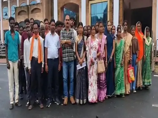 बनरामपूर : भारी वाहन के आवागमन से टूट रही राष्ट्रीय राजमार्ग, ग्रामीणों ने कलेक्टर को सौंपा ज्ञापन