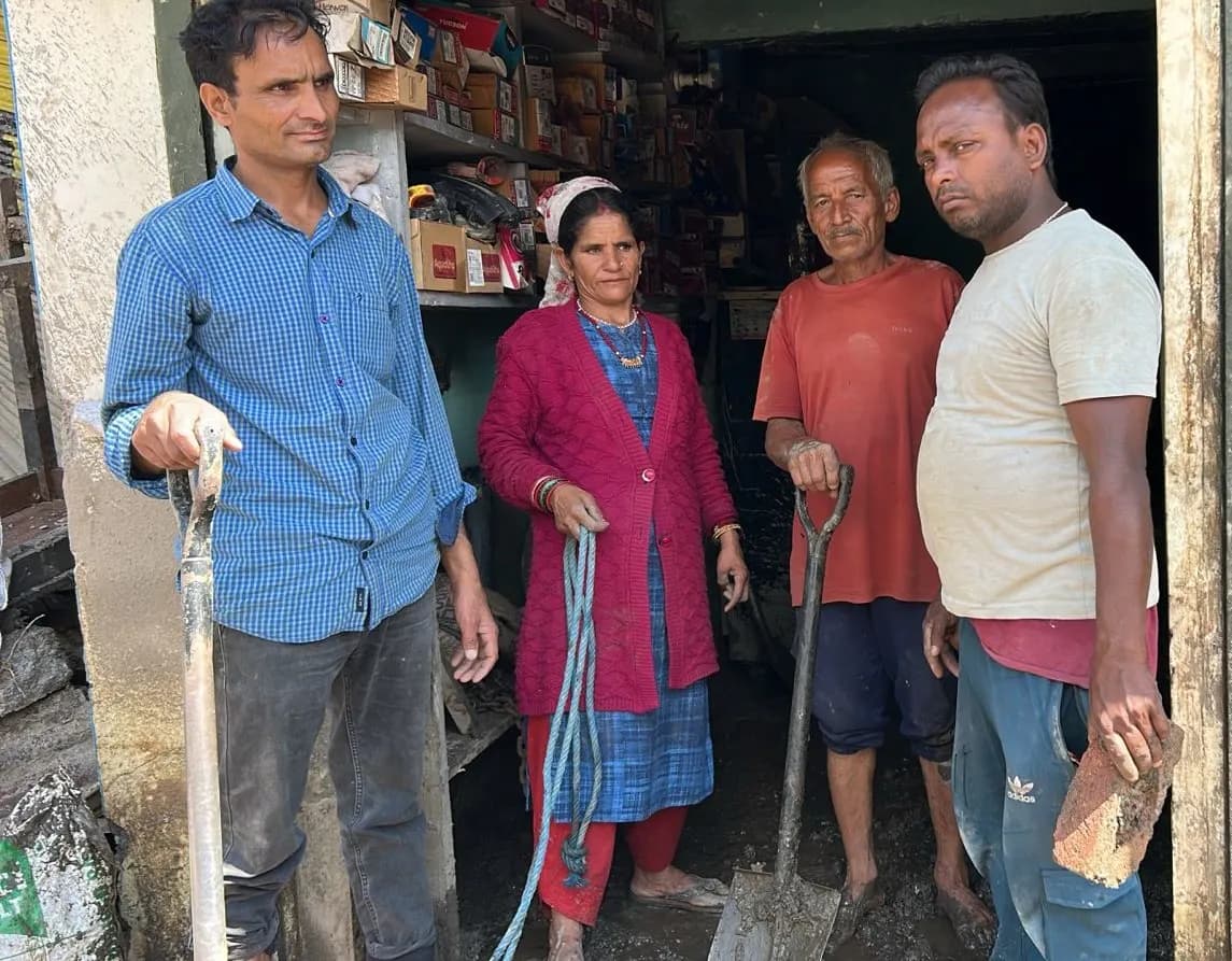 थराली में दुकानों व मकानों से मलबा हटाने के कार्य में आई तेजी