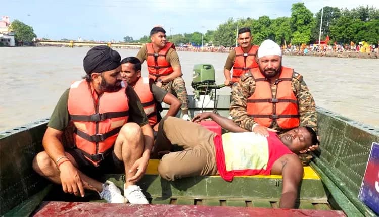 कांवड़ यात्रियों की सुरक्षा में जुटे सेना के गोताखोर, बीईजी रुड़की निभा रहा अहम भूमिका