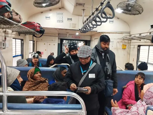 रेलवे का टूंडला-अलीगढ़ के मध्य चला विशेष टिकट जांच अभियान