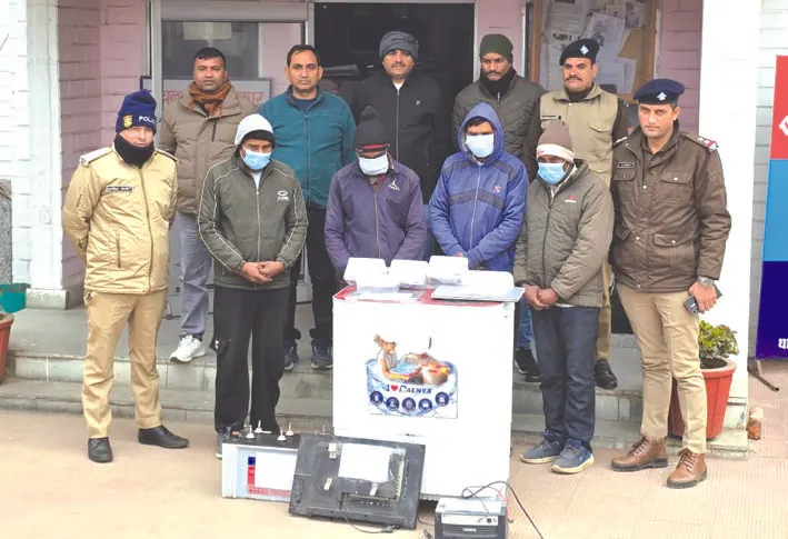 कांस्टेबल के घर के ताले चटकाकर लाखों की चोरी करने वाले चार गिरफ्तार