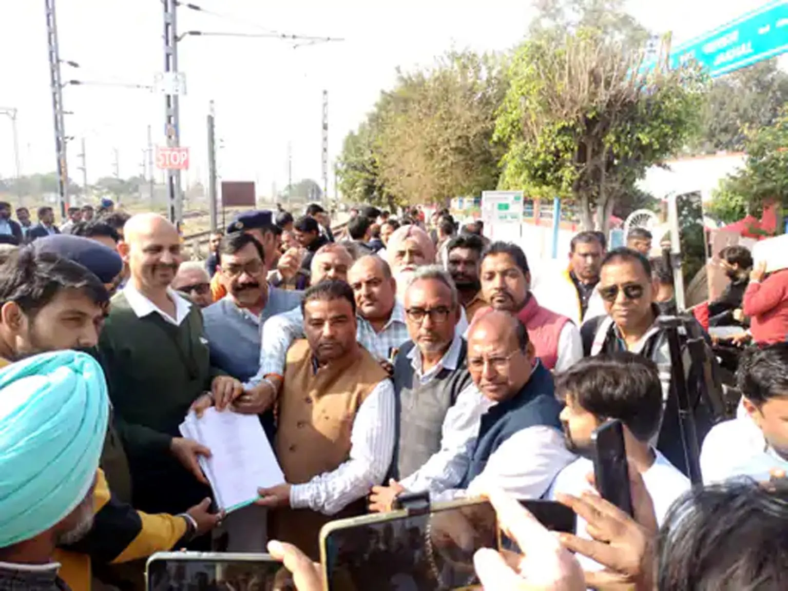 फतेहाबाद: रेलवे के डीआरएम ने किया जाखल रेलवे स्टेशन का निरीक्षण