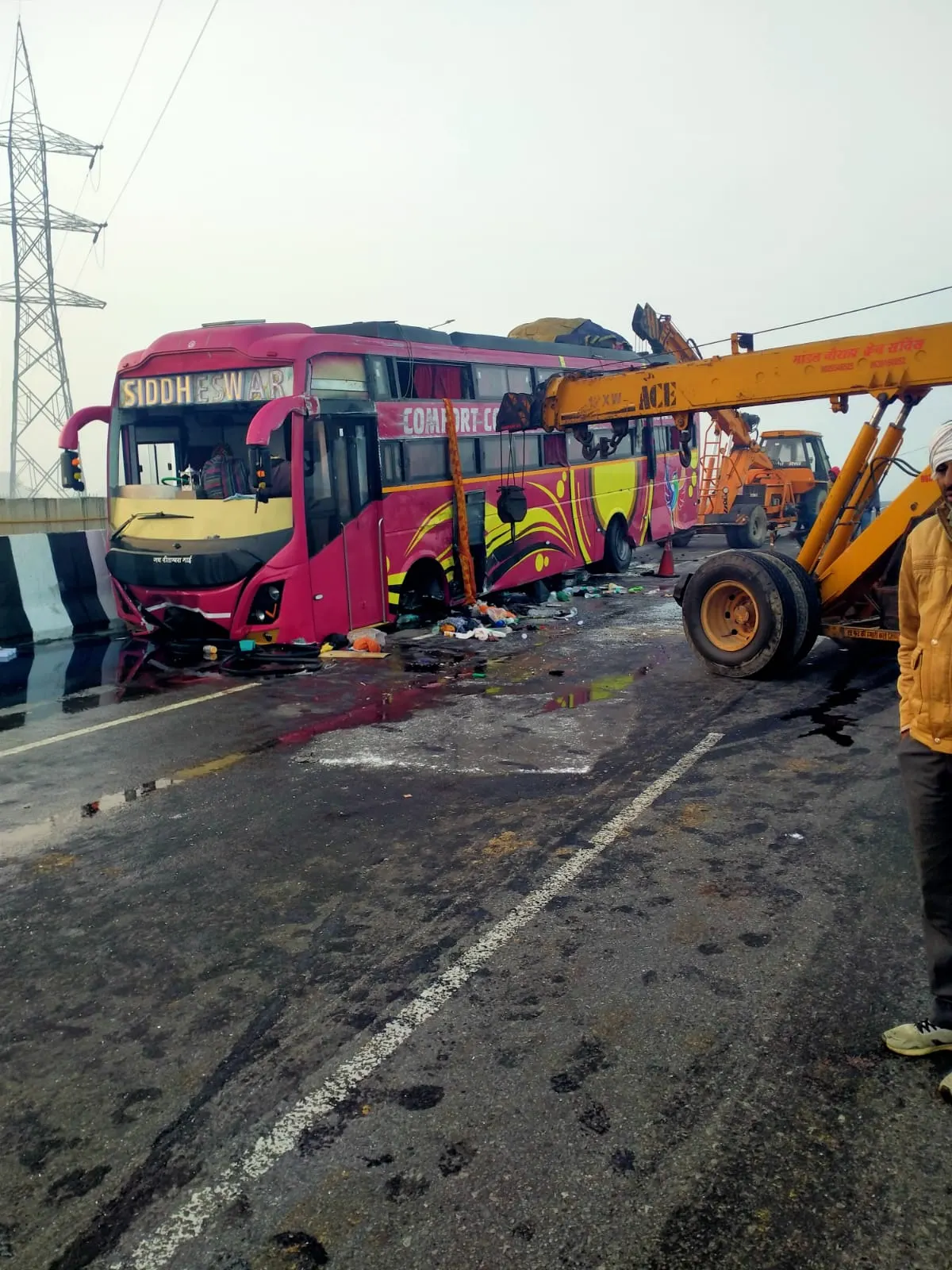 भीलवाड़ा बाईपास पर बस पलटी, 25 से अधिक लोग घायल