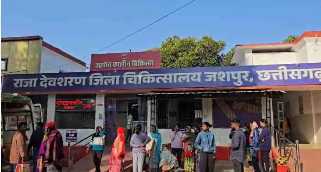 जशपुर में राष्ट्रीय राजमार्ग-43 पर तेज रफ़्तार पिकअप ने लोगों को रौंदा, दो की मौत