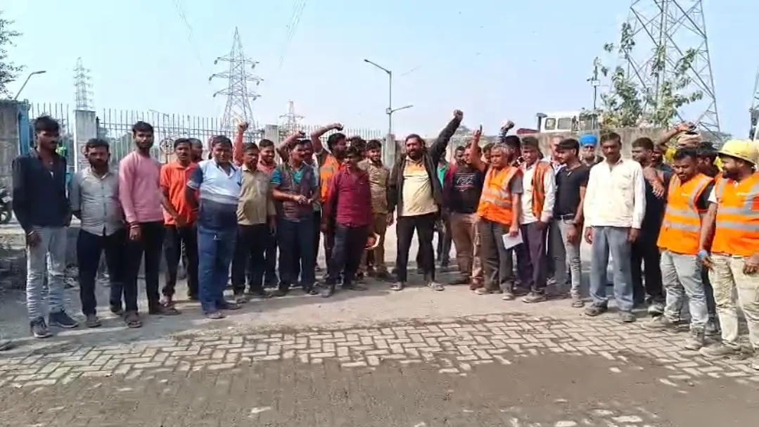 जमशेदपुर में अवैध वसूली के खिलाफ वाहन चालकों का प्रदर्शन, घंटों जाम रहा पार्किंग गेट