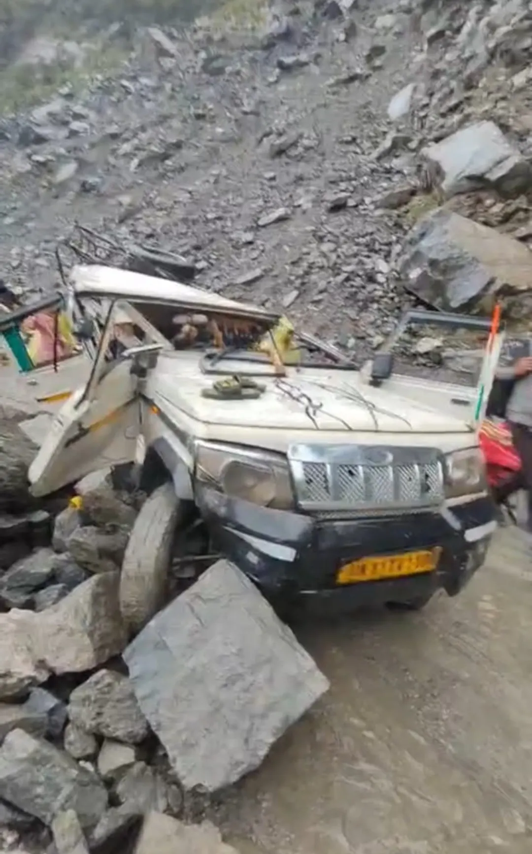 रुद्रप्रयाग में यात्रियों से भरी बोलेरो पर पहाड़ी से गिरा पत्थर, दो लोगों की मौत