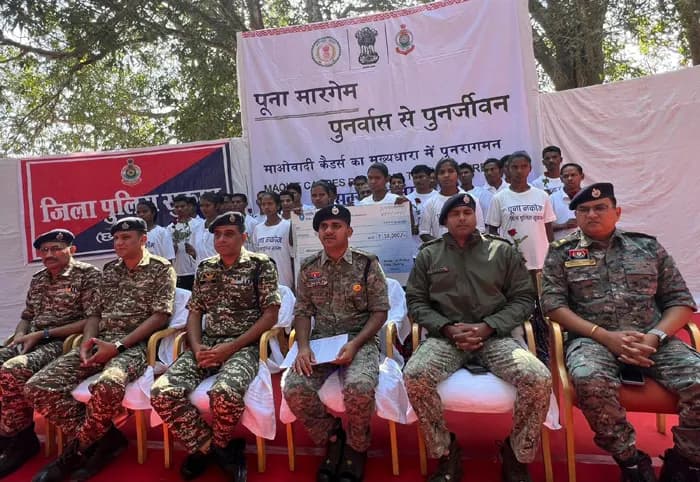 छत्तीसगढ़ के सुकमा में 26 नक्सलियों ने किया आत्मसमर्पण