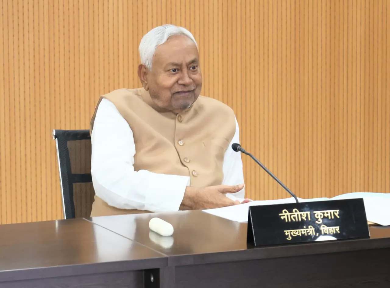 मुख्यमंत्री ने मुख्य सचिवालय के विभिन्न विभागों का किया निरीक्षण