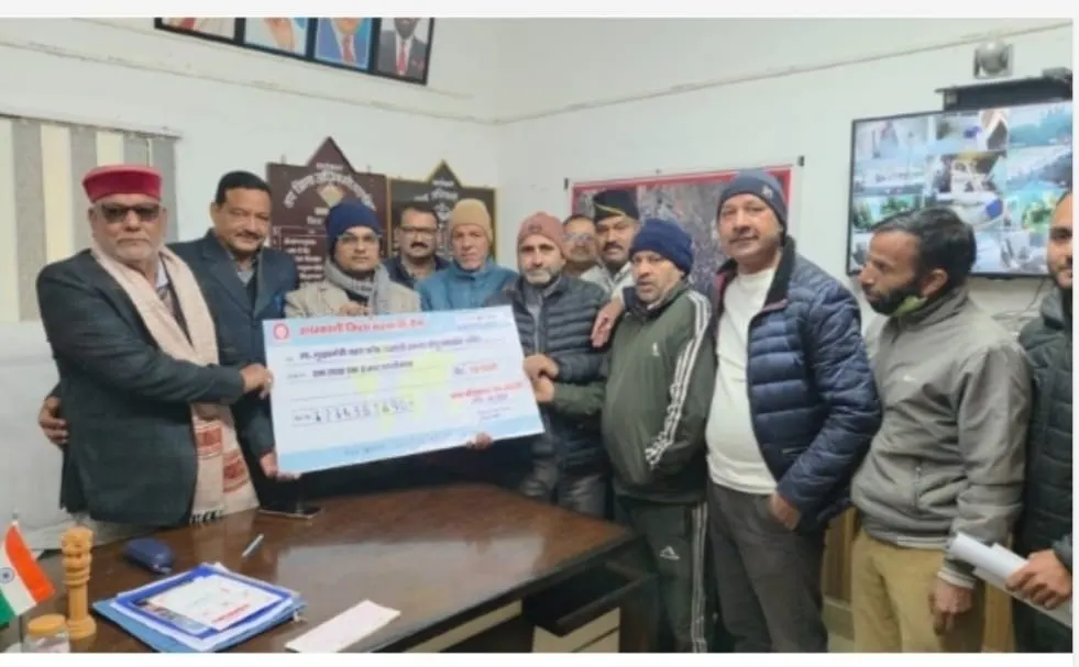 धराली आपदा पीडितों को बौखनाग समिति ने दी मदद