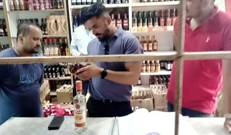 एसडीएम ने की शराब की दुकान में मारा छापा