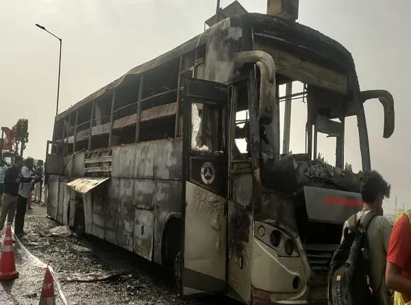 लखनऊ बस अग्निकांड में दो बच्चों समेत पांच की मौत, शवों की हुई शिनाख्त