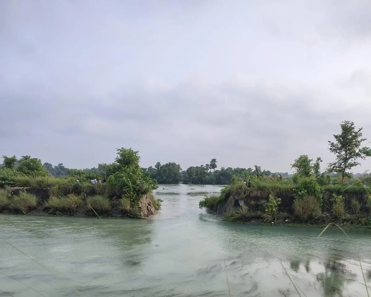 मुजफ्फरपुर के रक्सा के समीप तिरहुत मुख्य नहर का बीस फीट बांध टूटा, सैकड़ों खेतों में घुसा पानी