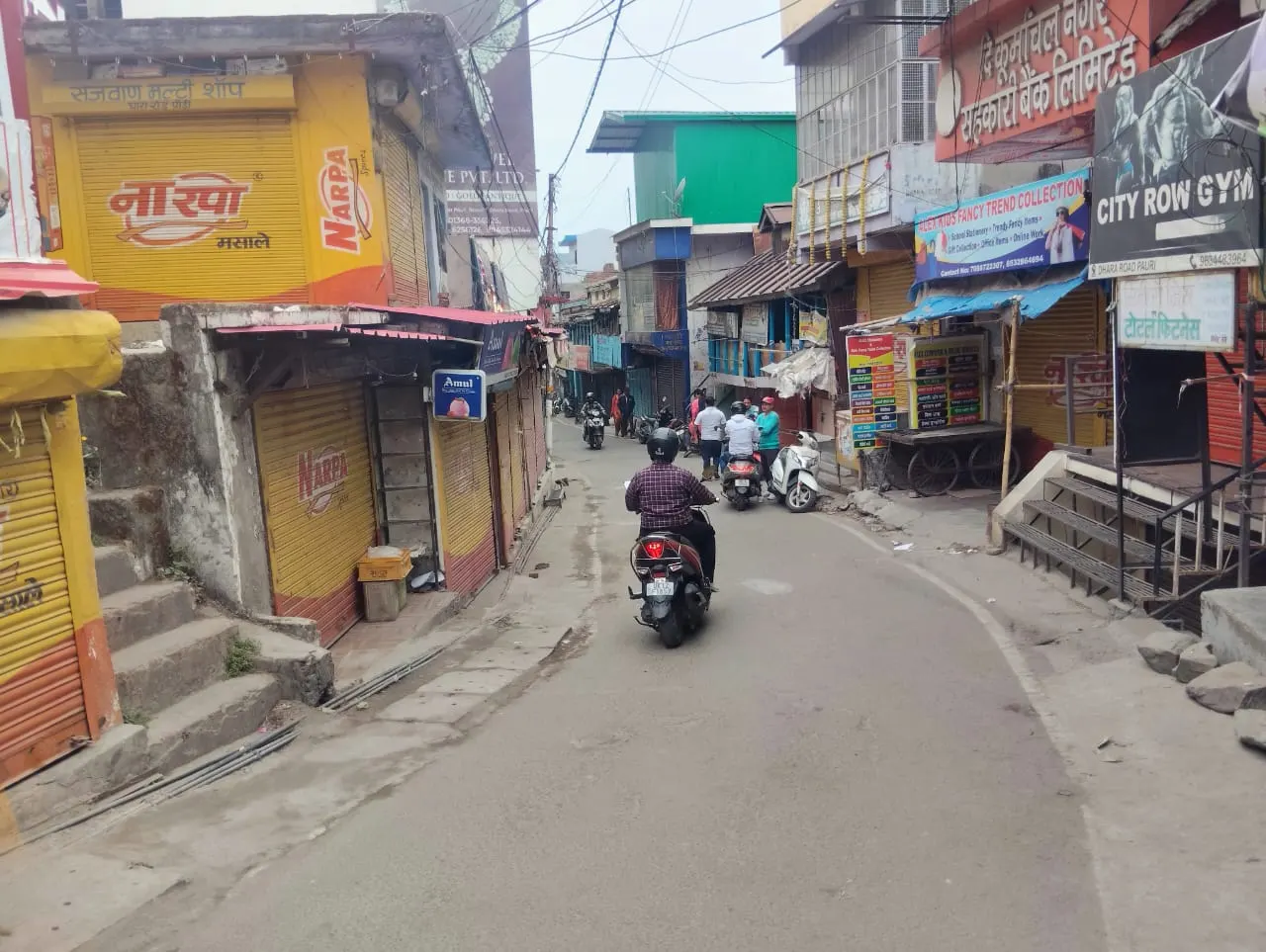 हमले के विरोध में पौड़ी बाजार बंद, शहर में पसरा सन्नाटा