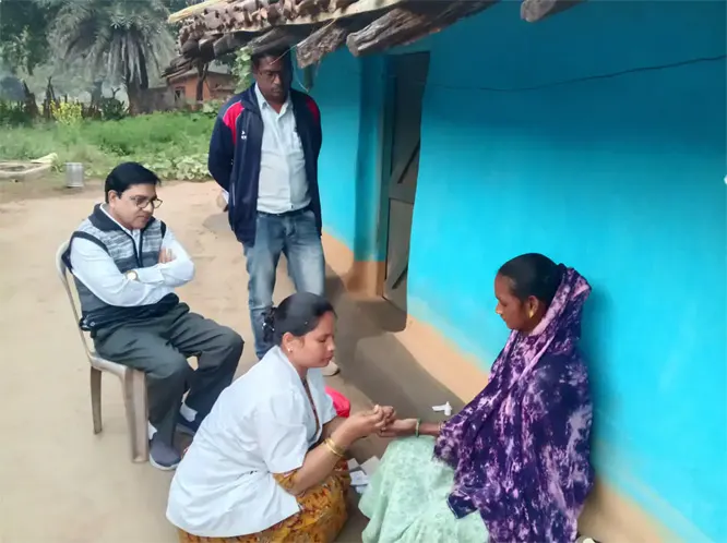 मलेरिया मुक्त छत्तीसगढ़ अभियान में घर-घर पहुंचकर की जा रही मलेरिया की जांच