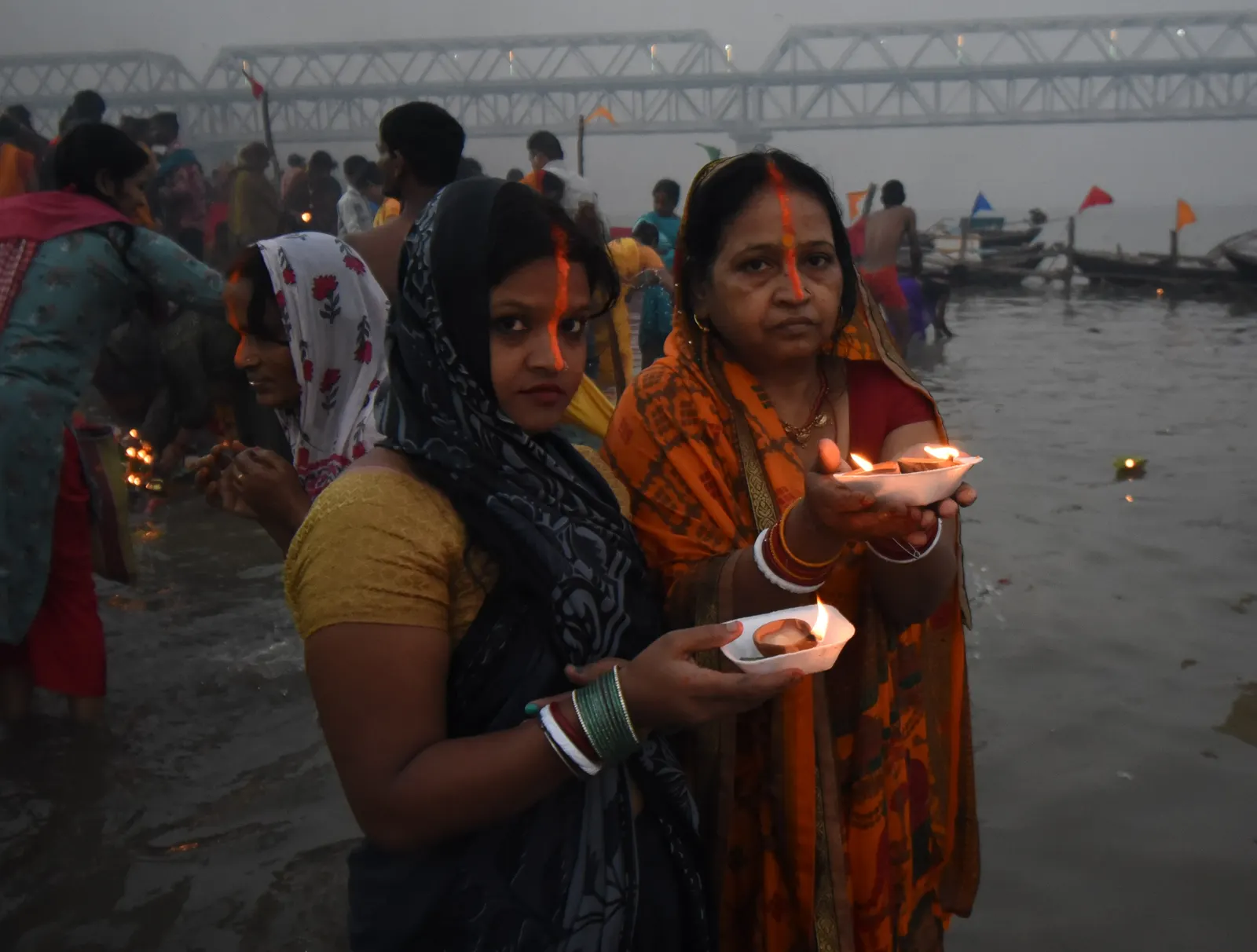 कार्तिक पूर्णिमा पर बिहार में गंगा सहित अन्य नदियाें में लाखाें ने लगाई डुबकी, पटना में ट्रैफिक व्यवस्था फेल