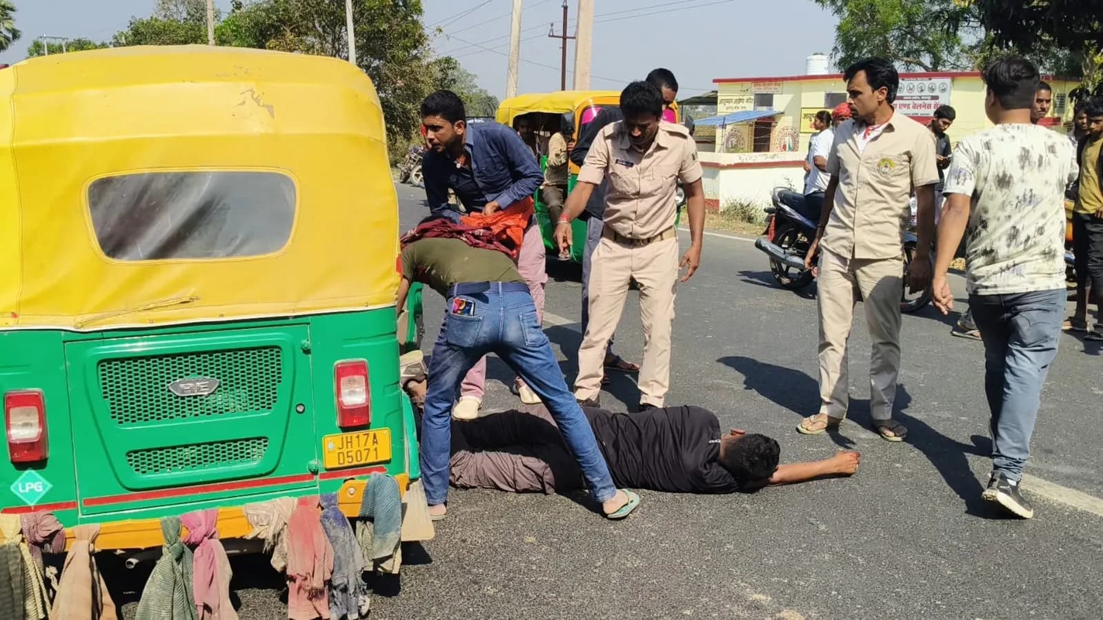 दो मोटरसाइकिल में आमने-सामने की टक्कर, एक की मौत, दो घायल