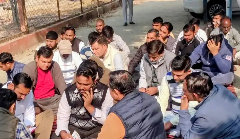 सरकार की नई स्थानांतरण नीति के विरोध में धरने पर बैठे बिजलीकर्मी
