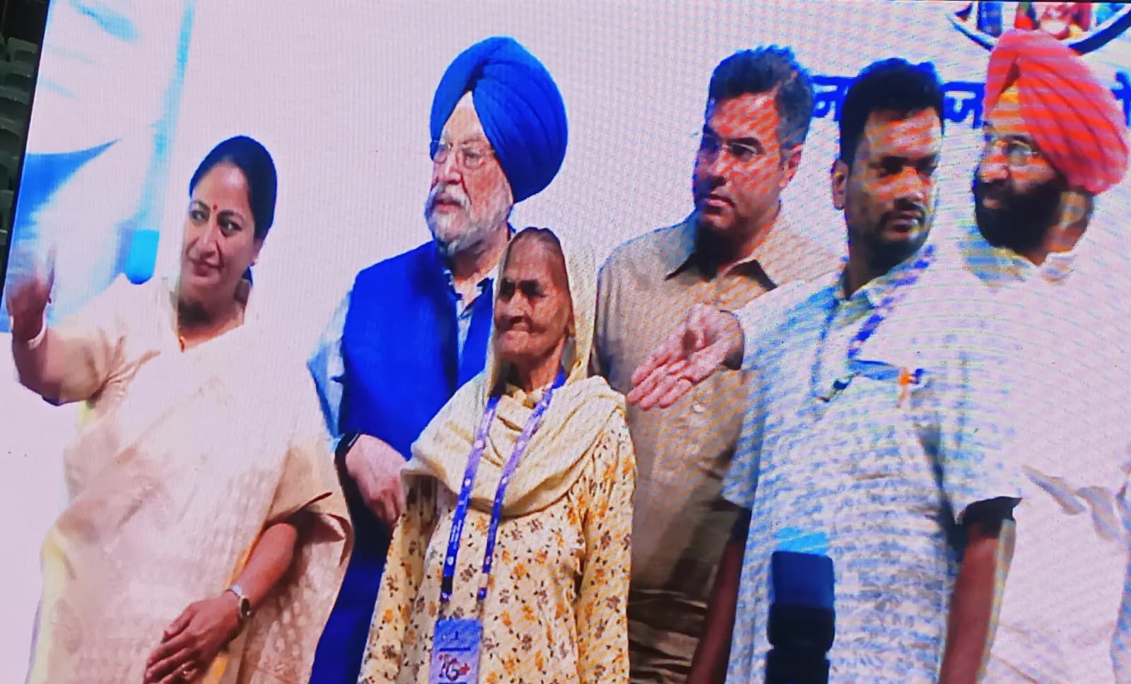 दिल्ली में आयुष्मान भारत प्रधानमंत्री वय वंदना योजना शुरू, सीएम ने वरिष्ठ नागरिकों को दिए कार्ड