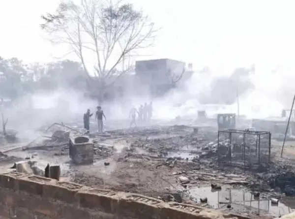 लखनऊ के फैजुल्लागंज में आग से 70 झोपड़ियां जलकर राख