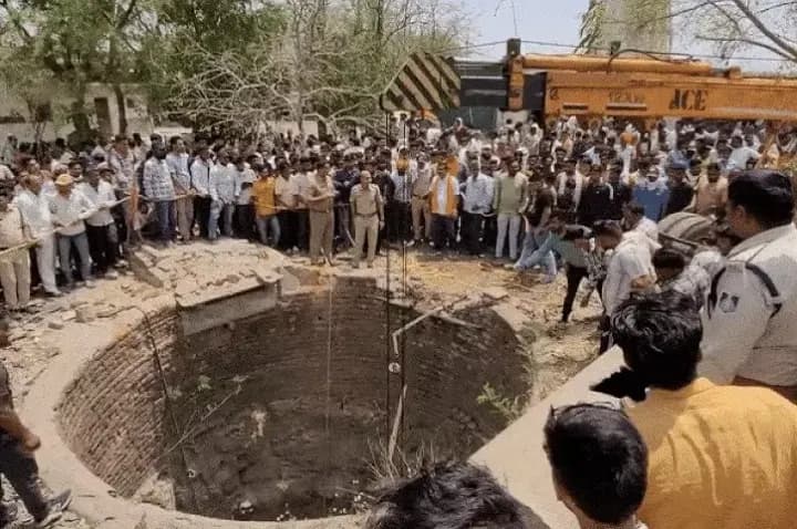 मप्र के मंदसौर जिले में बाइक को टक्कर मारकर कुएं में गिरी वैन, 12 लोगों की मौत