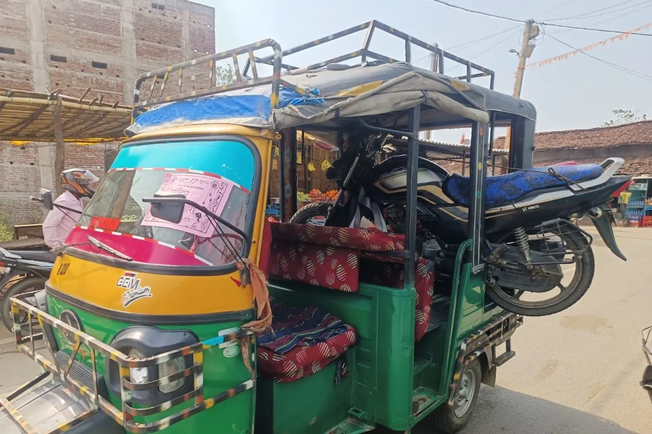 बाइक बिजली के खंभे से टकराई, एक की मौत