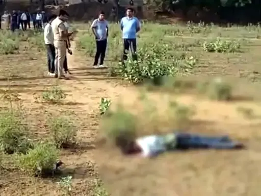 खाली मैदान में मिला युवक का शव, हत्या की आशंका