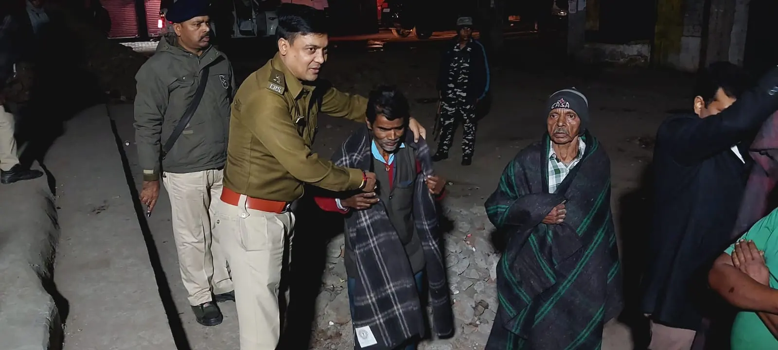 ठंड में कंपकंपाते लोगों के बीच पहुंचे डीसी, ओढ़ाया कंबल