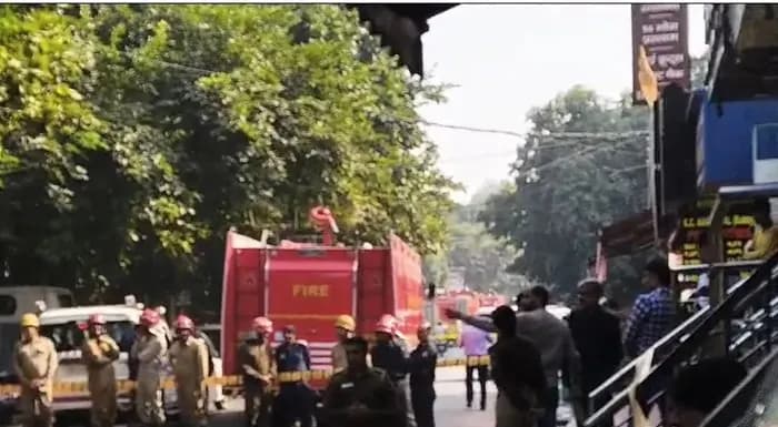 दिल्ली के प्रशांत विहार में विस्फोट, फायर ब्रिगेड और पुलिस मौके पर