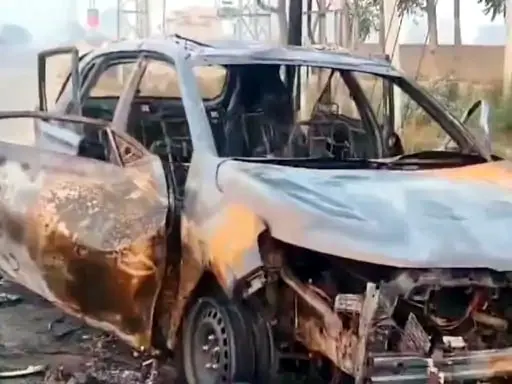 धमाके के साथ कार में लगी आग, चालक जिंदा जला