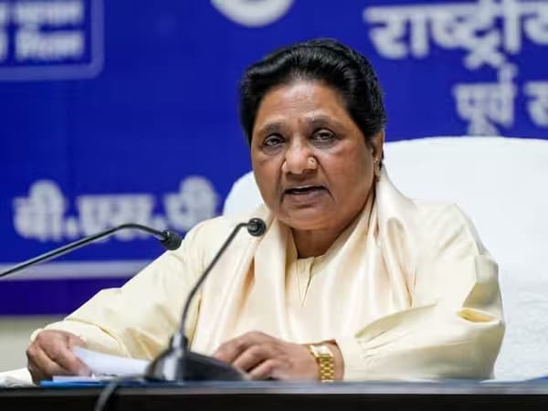 मायावती का सपा पर निशाना, कहा- नीला कपड़ा पहनने से नहीं बदलेगी जातिवादी सोच