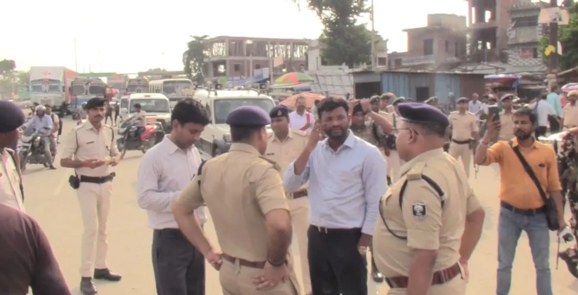 मोहर्रम को लेकर प्रशासन सतर्क, डीएम और एसपी ने निकाला फ्लैग मार्च
