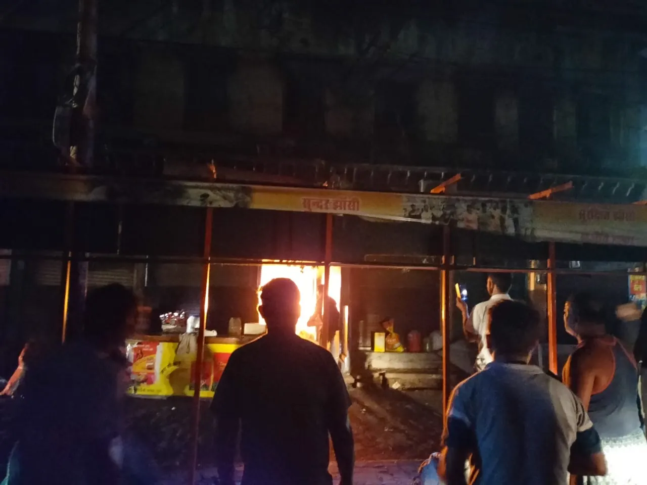किराना मार्केट की दुकानों में लगी आग,लाखों का सामान जलकर राख