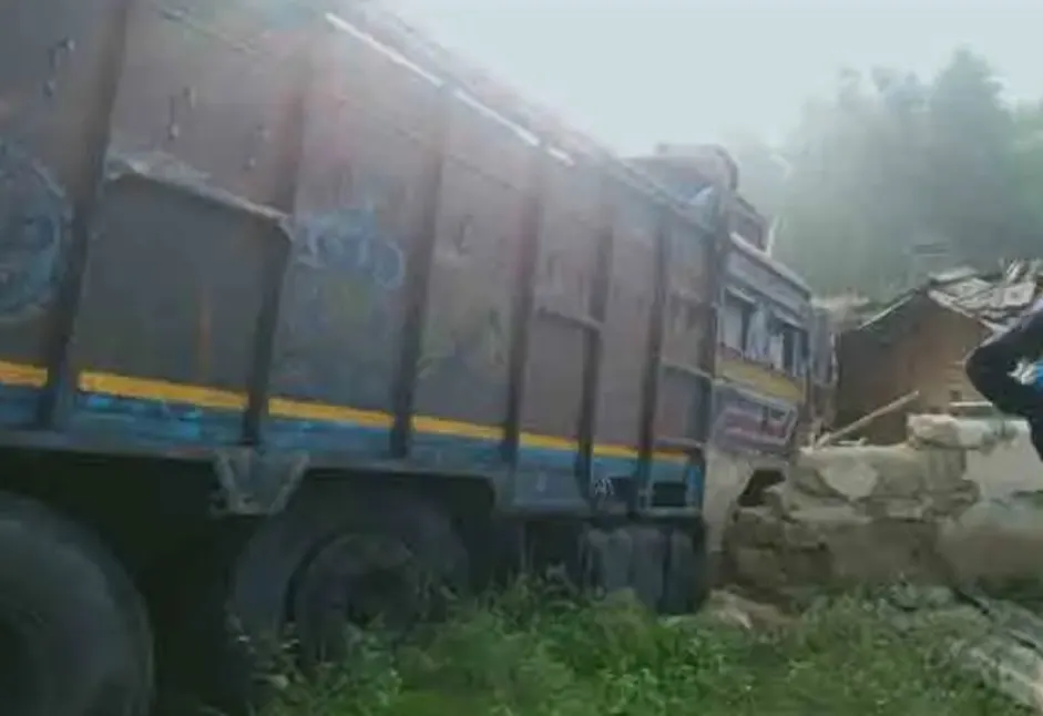 नशे में धुत चालक ने घर में घुसाया ट्रक
