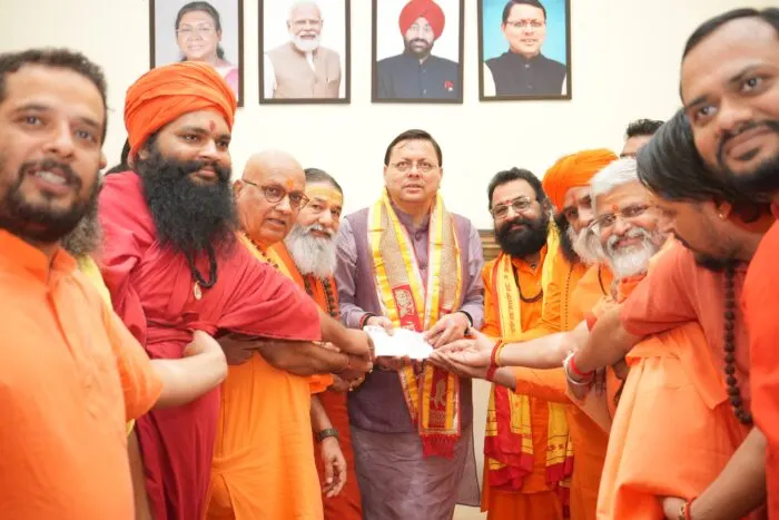 आपदा राहत कार्य हेतु अखाड़ा परिषद ने मुख्यमंत्री को सौंपी 34 लाख की सहयोग राशि