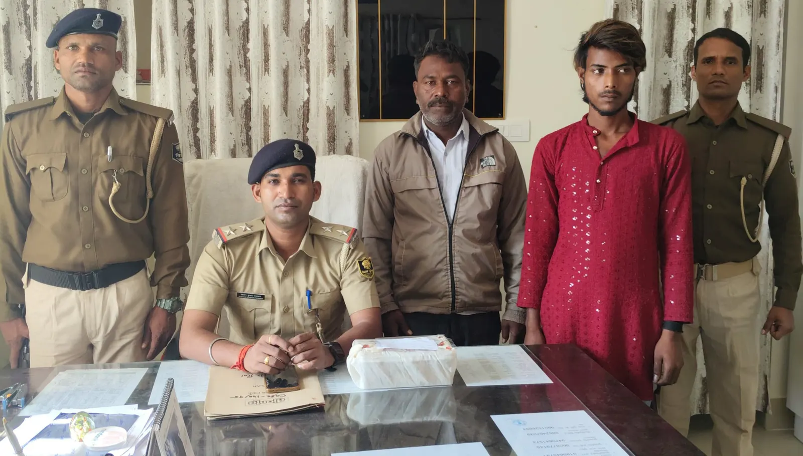 745 ग्राम चरस के साथ दो तस्कर गिरफ्तार