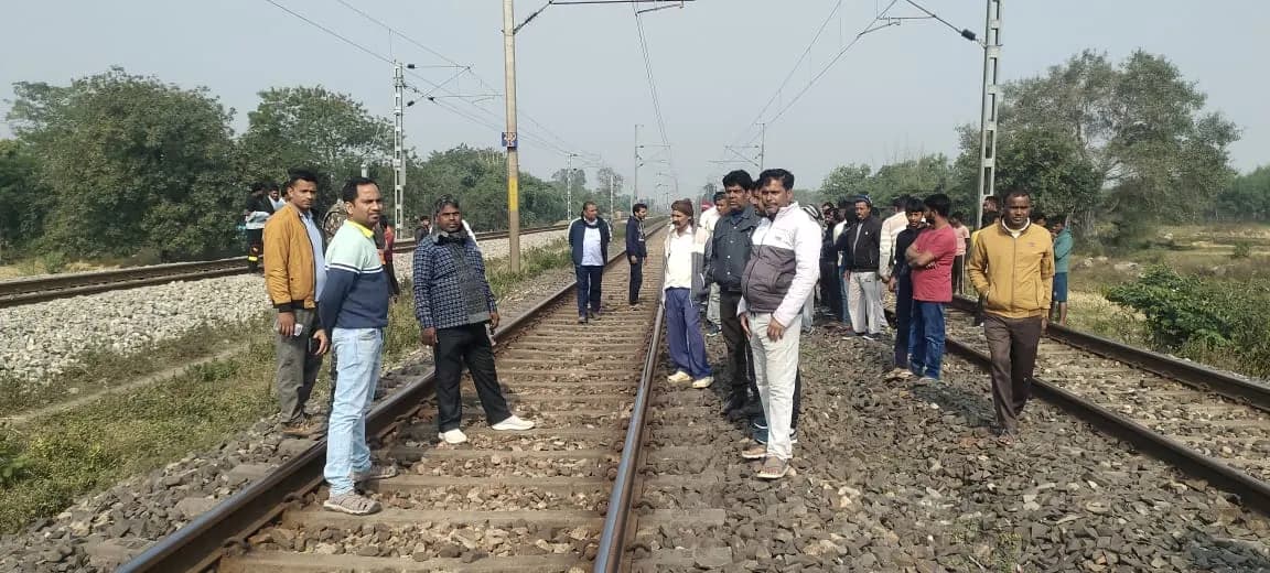 ट्रेन की चपेट में आने से युवक की मौत