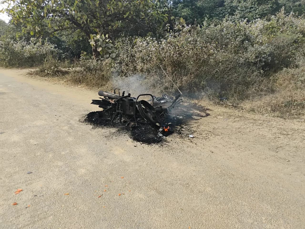 रैयतों और आउटसोर्सिंग समर्थकों के बीच हिंसक झड़प, जमकर हुई बमबाजी और फायरिंग