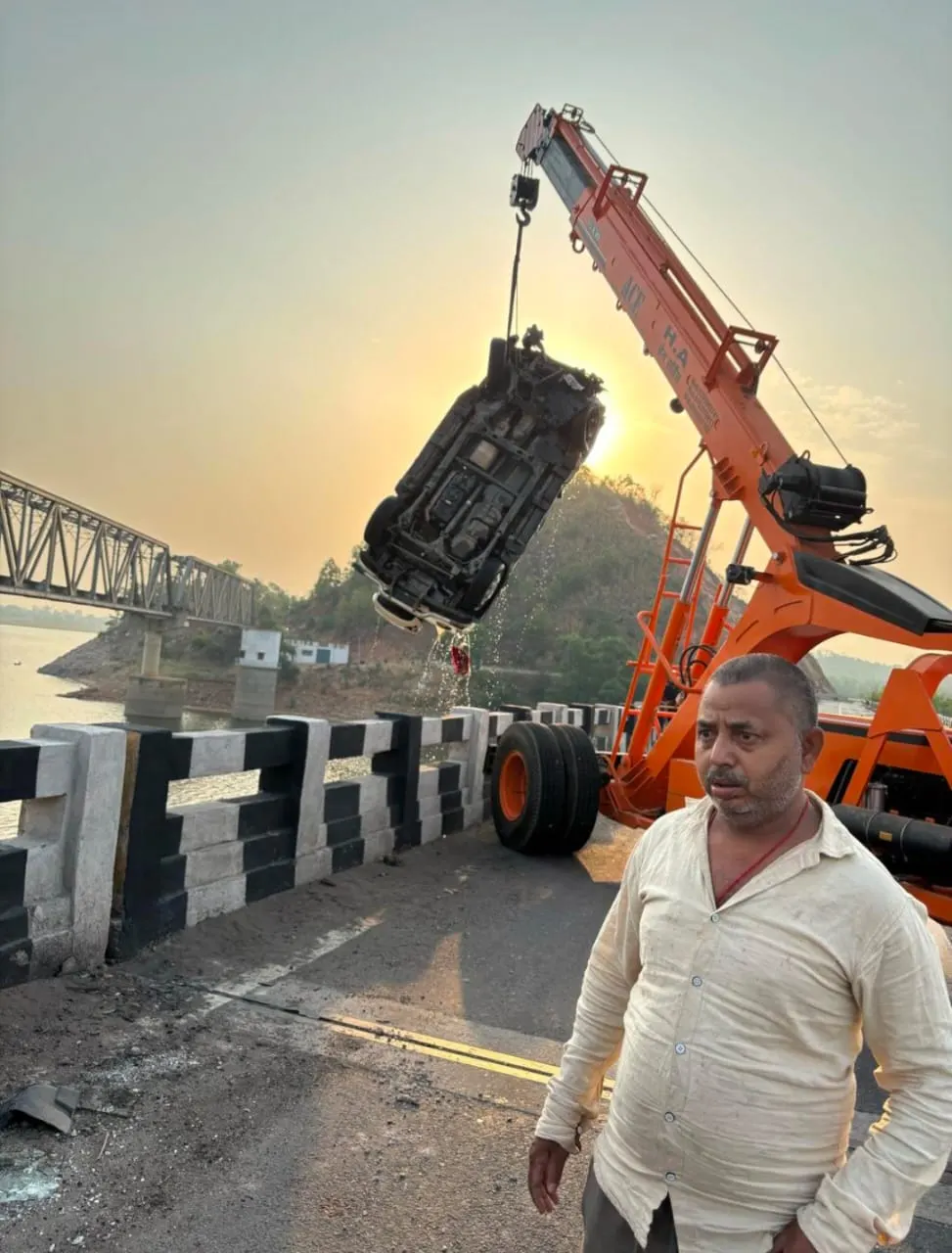 बोलेरो दुर्घटनाग्रस्त होकर पुल से नीचे गिरा, दो की मौत