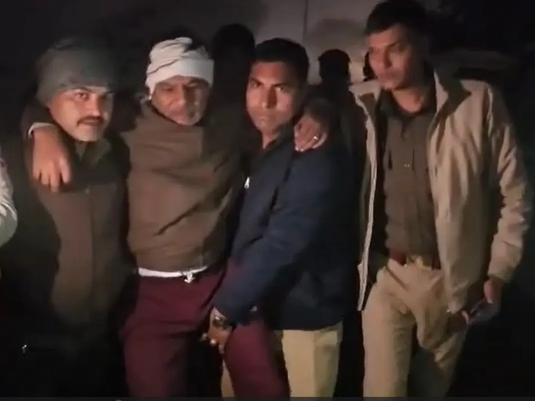 पुलिस मुठभेड़ में एटा का इनामी बदमाश गिरफ्तार, गोली लगने से घायल