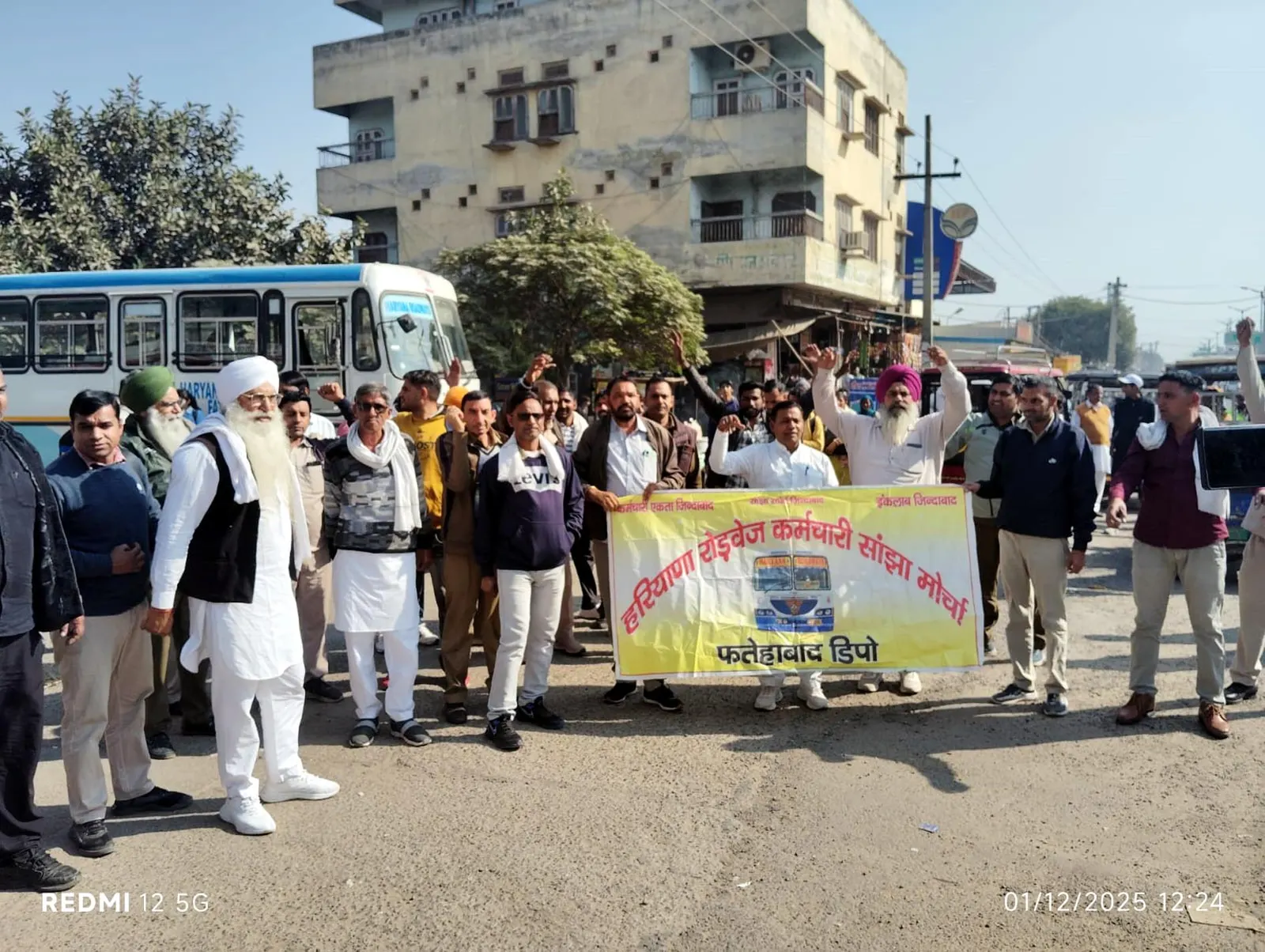 पंजाब में कर्मचारियों पर लाठीचार्ज के विरोध में फतेहाबाद रोडवेज कर्मचारियों ने किया प्रदर्शन