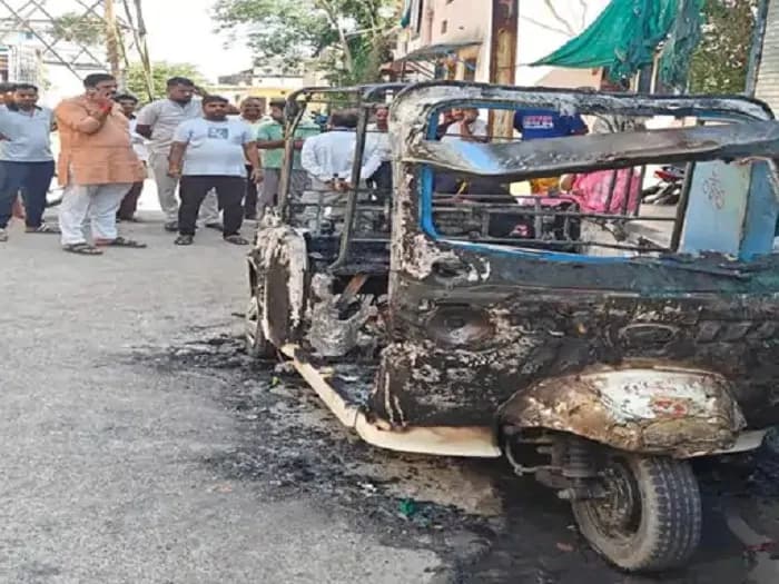 इंदौर: घर के बाहर खड़े वाहनों में लगाई आग, ऑटो और दो बाइक जलकर खाक