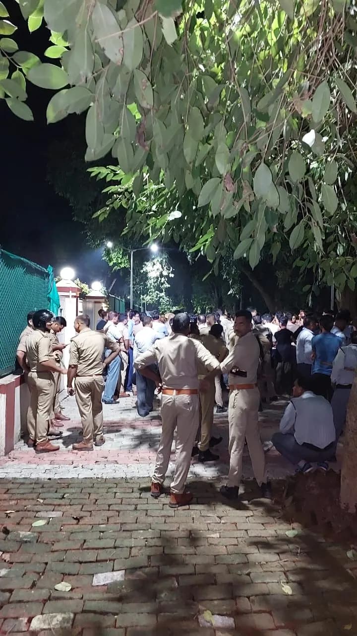 बीएचयू में आईआईटी और बिरला छात्रावास के छात्रों के बीच जमकर मारपीट,पुलिस मौके पर डटी
