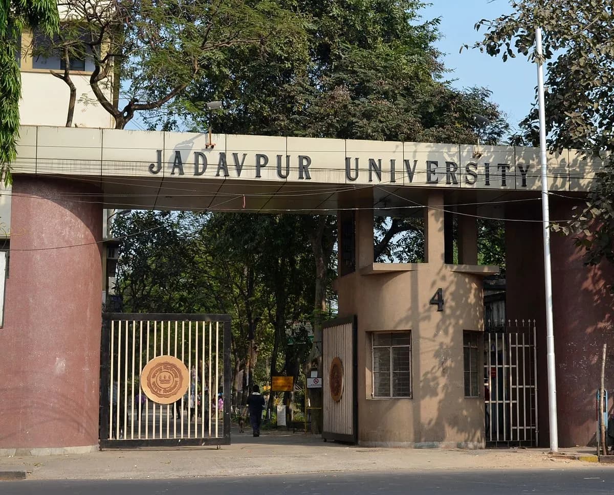 विवादित नारों को लेकर जादवपुर में कार्रवाई, दीवारों से हटाई गई आपत्तिजनक लिखावट