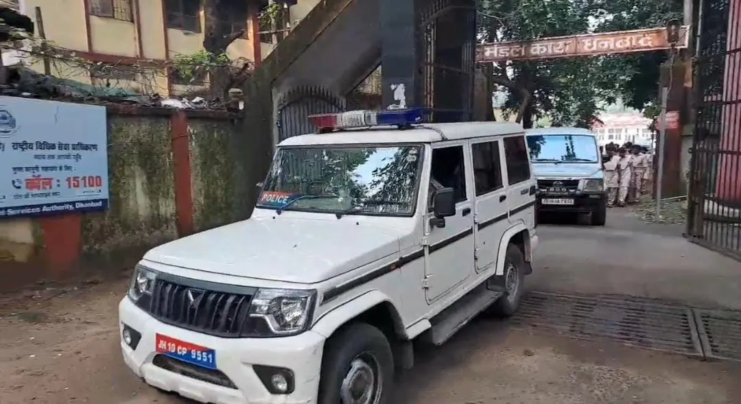 विधानसभा चुनाव के मद्देनजर धनबाद जेल में छापेमारी