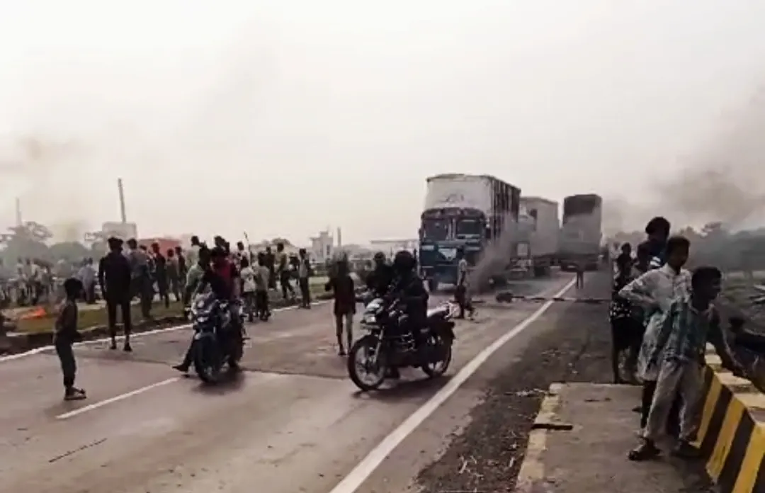 चोरी के आरोप में युवक को पकड़कर की गई पिटाई